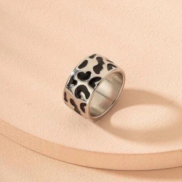 Women’s silver tone leopard print ring ✨ - Picture 2 of 4